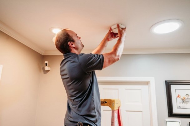 Детекторы дыма: с батарейным питанием или проводные