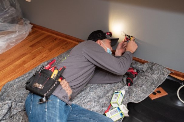 Понимание сезонной электрической нагрузки и того, когда перегрев розеток сигнализирует о реальной проблеме