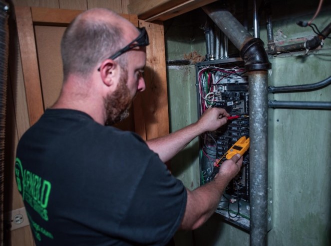 Почему электросистемы в старых домах часто нуждаются в обновлении